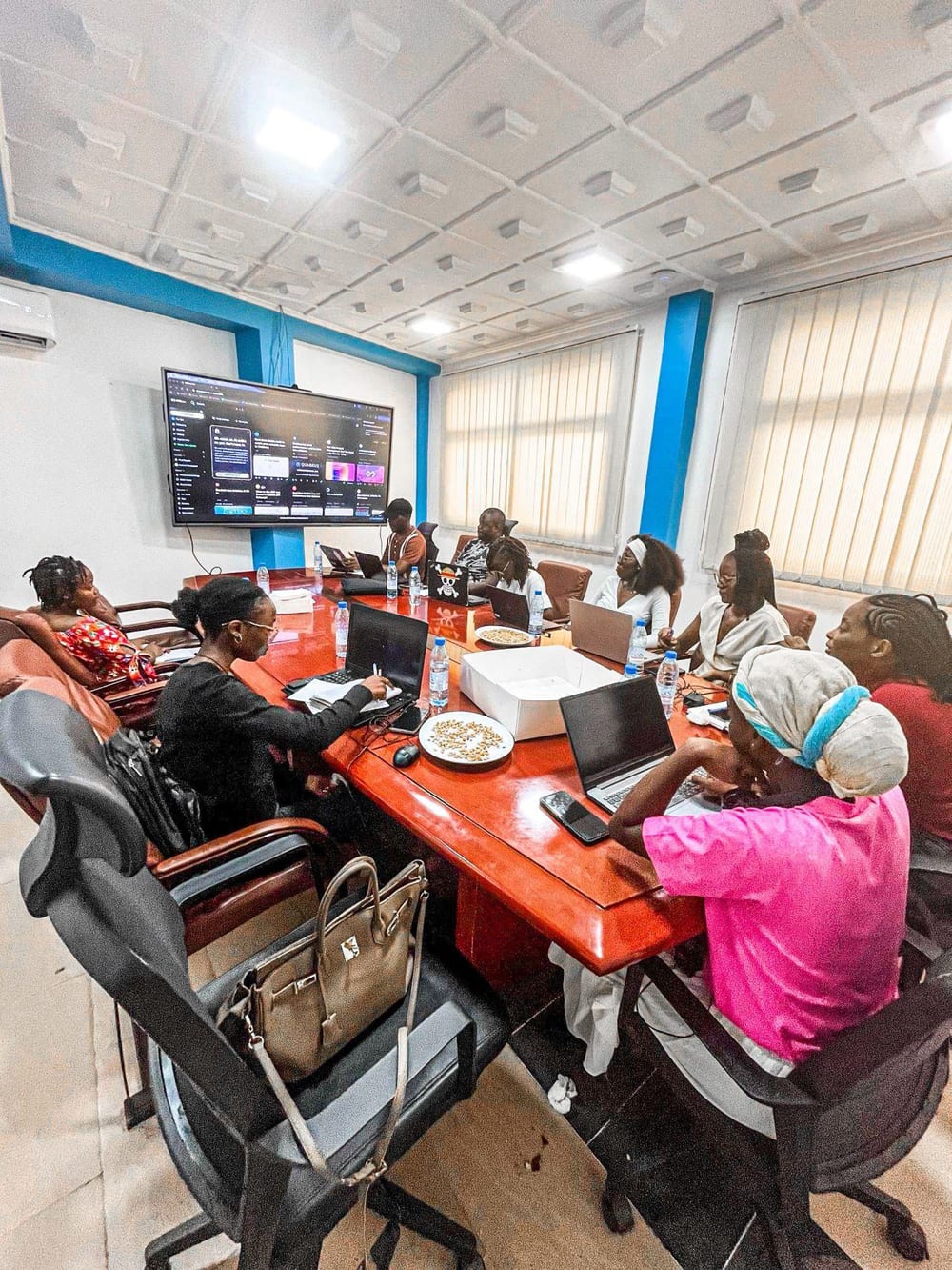 Participantes en atelier pratique autour d'une grande table