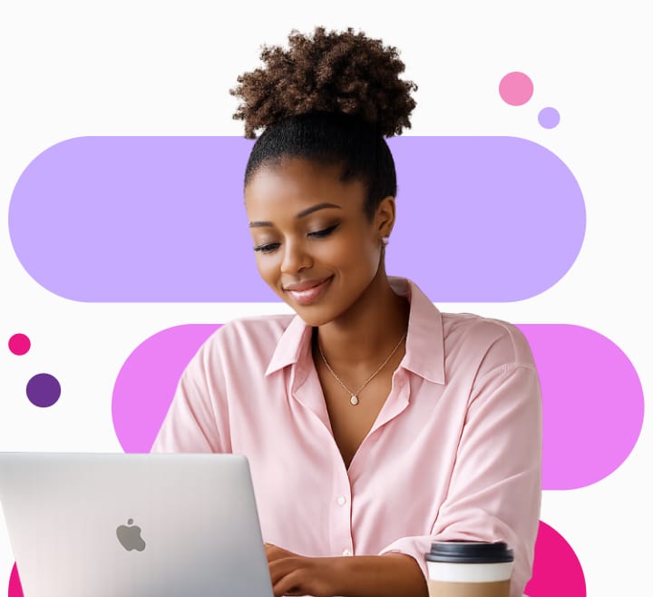 Une jeune femme sourit en travaillant sur son ordinateur portable