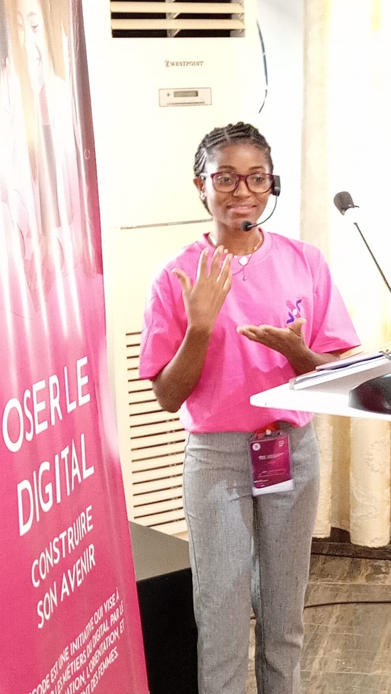 Une jeune oratrice s'adresse au public