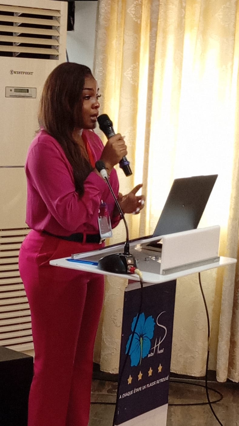 Une oratrice s'adresse au public depuis le pupitre