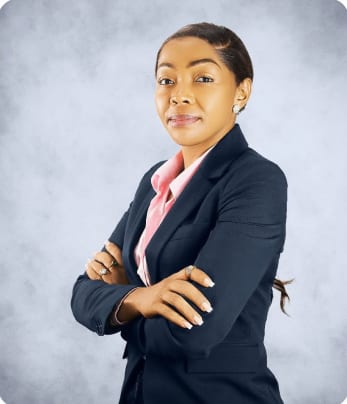 Portrait d'une responsable de SheCode en tailleur, bras croisés