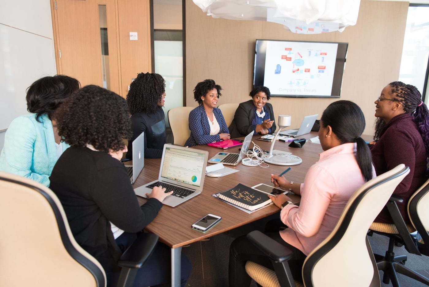 Femmes en séance de travail autour d'une table avec ordinateurs portables